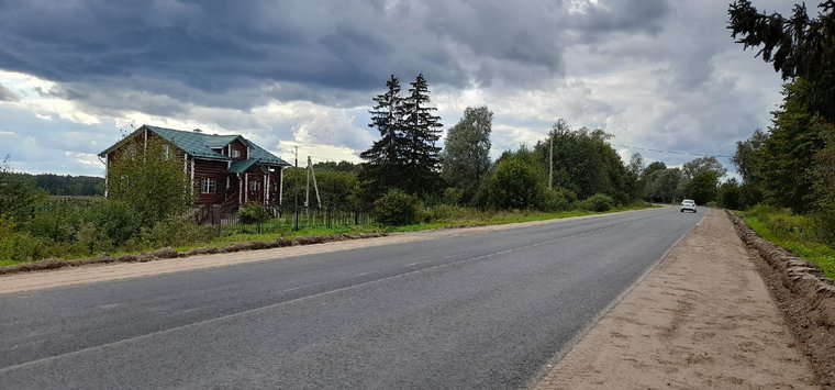 Новый асфальт уложили на большей части дороги через Городище