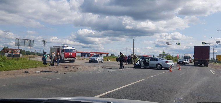 Два автомобиля столкнулись  у автозаправки в Островском районе