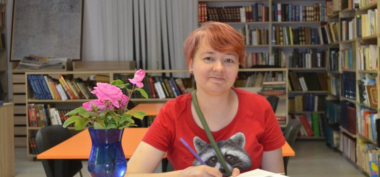 Писательница Анна Сойтту подарила островской библиотеке новые книги