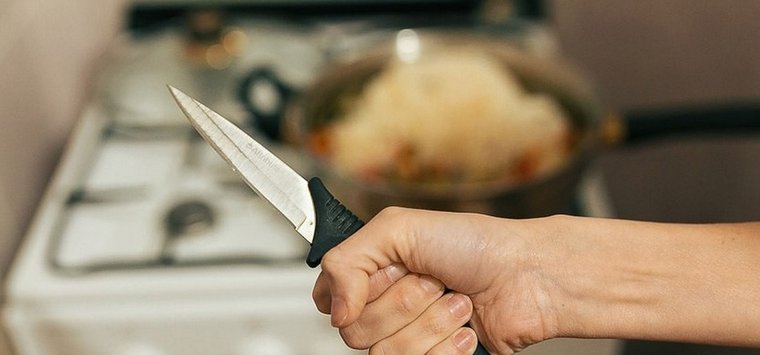Зарезавшая соседа островичка лишилась свободы на 5,5 лет