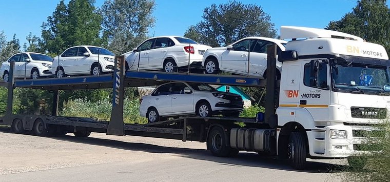 Пять новых автомобилей получила островская больница
