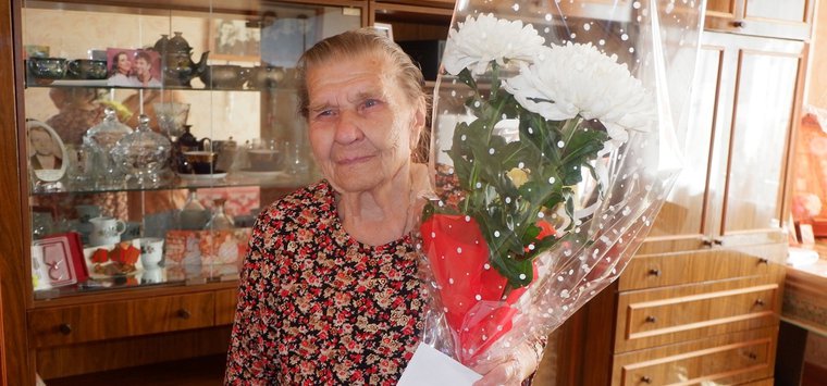 Власти поздравили островичку  с 90-летием