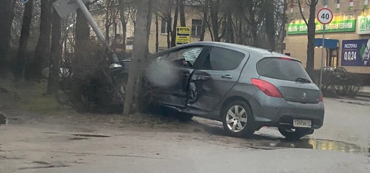 Автомобиль снес единственный в Острове светофор