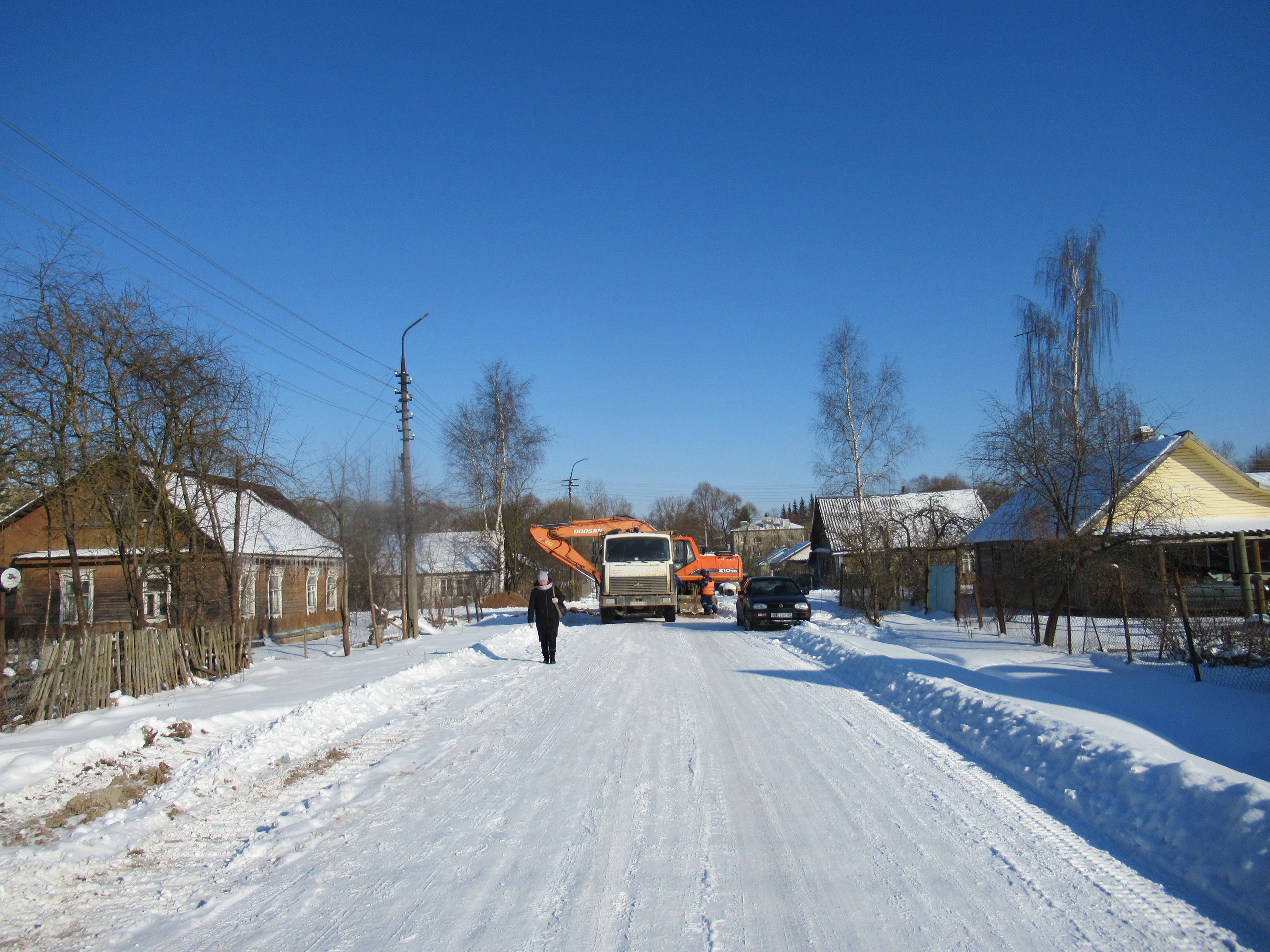 Переулок Горний продолжают ремонтировать в Острове - Портал города Остров