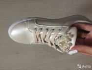 Белые с бусинами